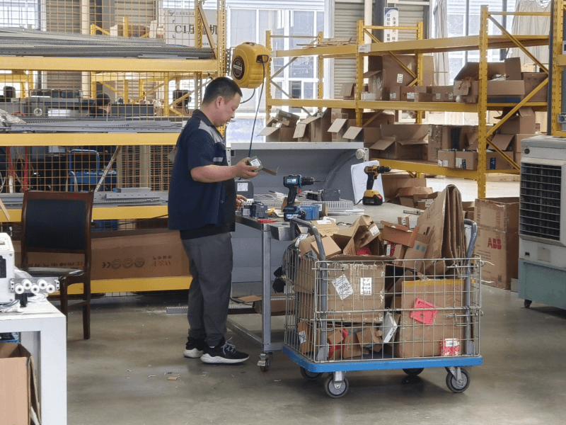 熱浪滾滾，他們?cè)诟邷刂?逆行